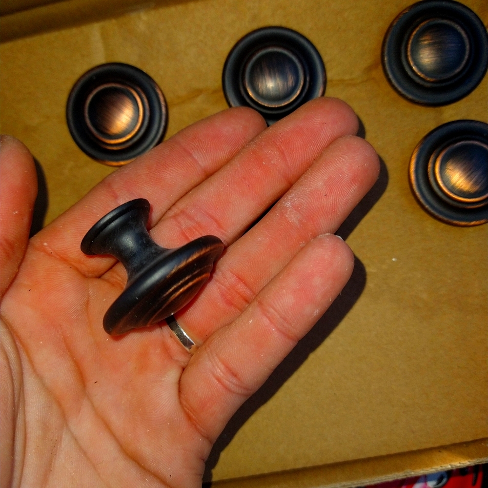 Cabinet knobs